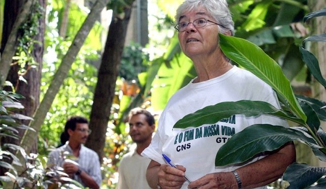 (FILES) This 2004 file picture shows US missionary sister Dorothy Stang (R) working in the Amazon forest in Para, north of Brazil. Sister Dorothy (76), who worked and supported Brazil's Landless Workers Movement (MST) was murdered with three shots in the head 12 February, 2005, in Anapu, west Para, by an unidentified gunman allegedly hired by local landlords.  AFP PHOTO/Carlos Silva / Imapress / AgÍncia O Globo    BRAZIL OUT   INTERNET OUT (Photo credit should read CARLOS SILVA/AFP/Getty Images)