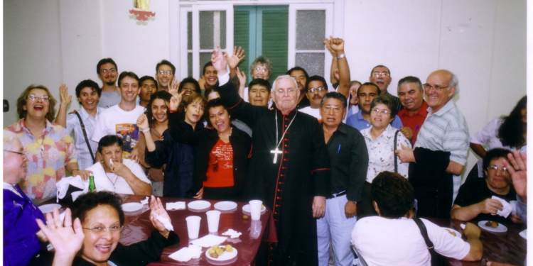 Dom Paulo recebe participantes do Curso Latino Americano de formação Pastoral  em sua celebração de aniversário (turma 2004).